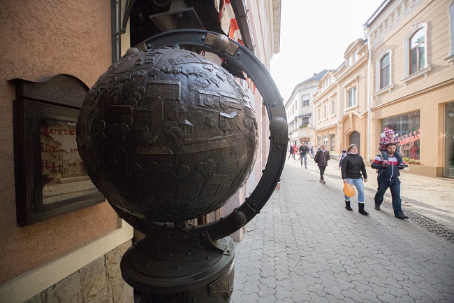 Композиция Глобус в Ужгороде